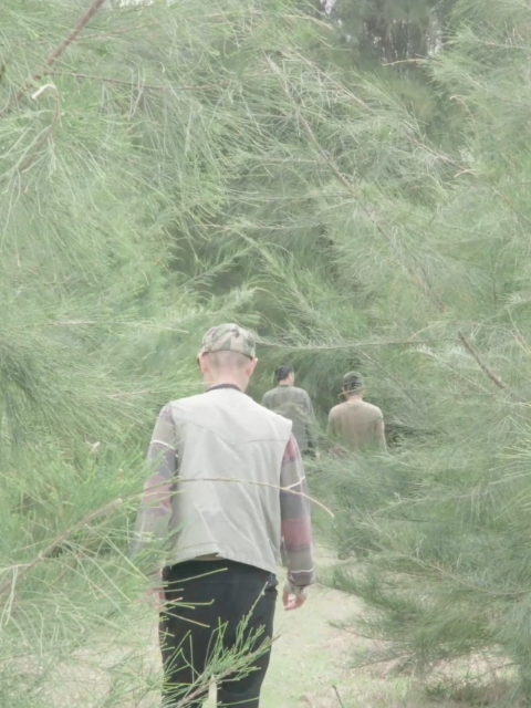 持相机的猎手封面图